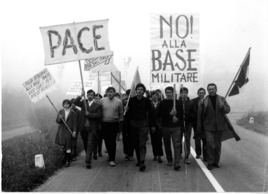 Manifestazione contro la base NATO
Alfonsine (RA) novembre 1969 (Fondazione Gramsci Emilia Romagna)